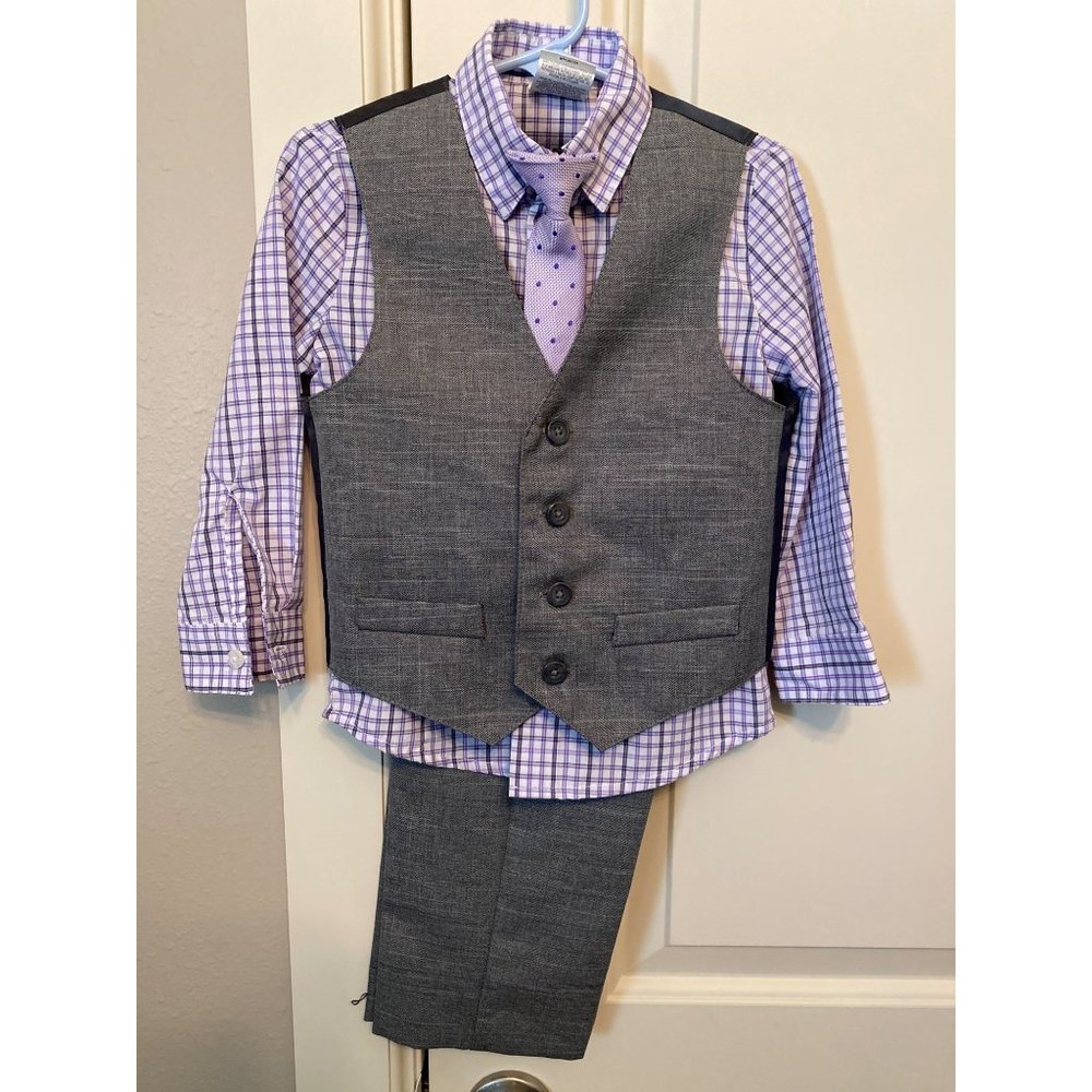 Van Heusen 3 piece toddler suit with clip tie size 3T